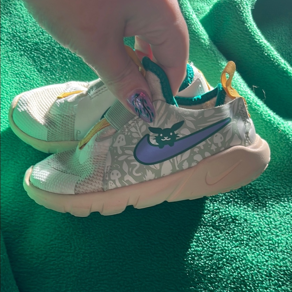 Nike Kids Shoes - Green and White - Picture 4 of 7